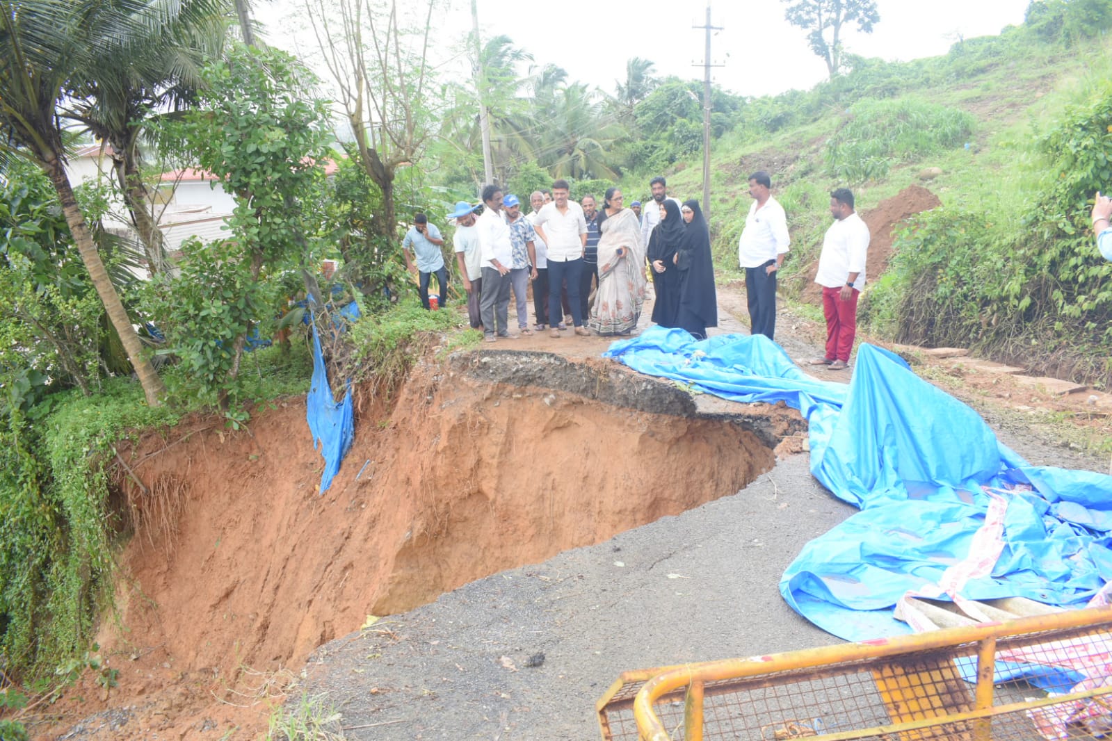 ಗೂಡಿನಬಳಿ ಗುಡ್ಡ ಕುಸಿದು ರಸ್ತೆಗೆ ಹಾನಿ; ಶಾಸಕ ರಾಜೇಶ್ ನಾಯ್ಕ್ ಭೇಟಿ, ಪರಿಹಾರದ ಭರವಸೆ