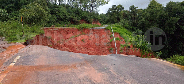 ಶೃಂಗೇರಿ | ಧಾರಾಕಾರ ಮಳೆಗೆ ಕೊಚ್ಚಿ ಹೋದ ರಾಜ್ಯ ಹೆದ್ದಾರಿ ರಸ್ತೆ: ಶೃಂಗೇರಿ-ಆಗುಂಬೆ ಮಧ್ಯೆ ಸಂಪರ್ಕ ಕಡಿತ