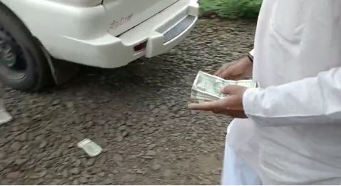 VIDEO- ಸಿದ್ದರಾಮಯ್ಯರ ಬೆಂಗಾವಲು ವಾಹನದ ಕಡೆಗೆ ಪರಿಹಾರದ ಹಣವನ್ನೇ ಎಸೆದು ಆಕ್ರೋಶ