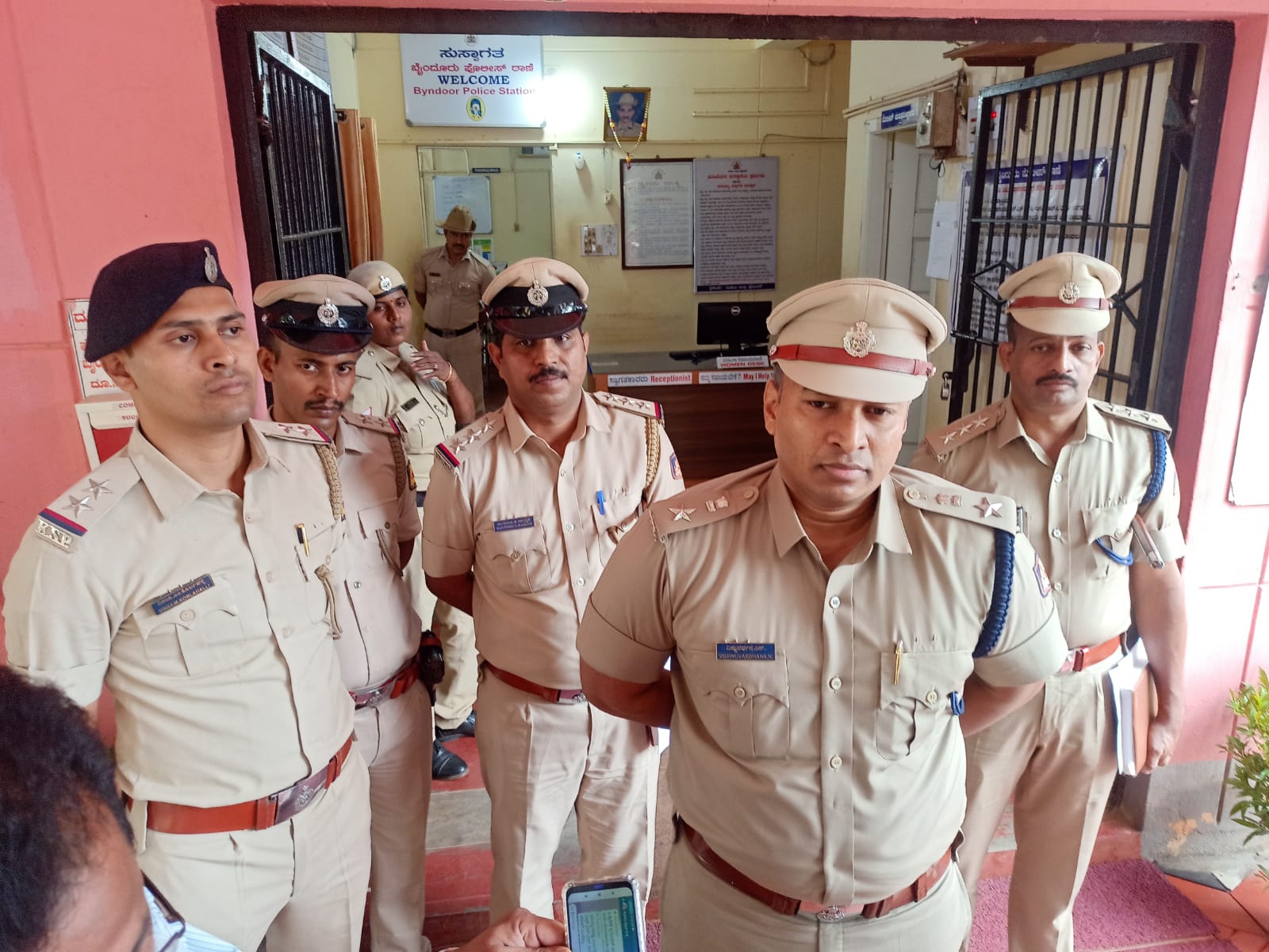 ಬೈಂದೂರು: ಕಾರು ಸಹಿತ ವ್ಯಕ್ತಿಯನ್ನು ಸುಟ್ಟು ಕೊಲೆಗೈದ ಪ್ರಕರಣ ಬೇಧಿಸಿದ ಪೊಲೀಸ್ ತಂಡಕ್ಕೆ 50,000 ರೂ. ಬಹುಮಾನ ಘೋಷಣೆ ಬೈಂದೂರು: ಕಾರು ಸಹಿತ ವ್ಯಕ್ತಿಯನ್ನು ಸುಟ್ಟು ಕೊಲೆಗೈದ ಪ್ರಕರಣ ಬೇಧಿಸಿದ ಪೊಲೀಸ್ ತಂಡಕ್ಕೆ 50,000 ರೂ. ಬಹುಮಾನ ಘೋಷಣೆ