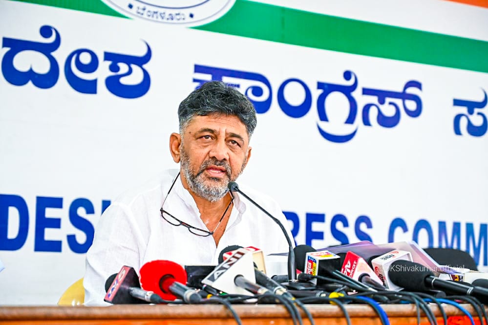 ಈಗ ರೂಪಾಯಿ ಬೀಳುತ್ತಿದ್ದರೂ ಸಿಂಹ ಘರ್ಜಿಸುತ್ತಿದೆ: ಡಿಕೆಶಿ ವ್ಯಂಗ್ಯ