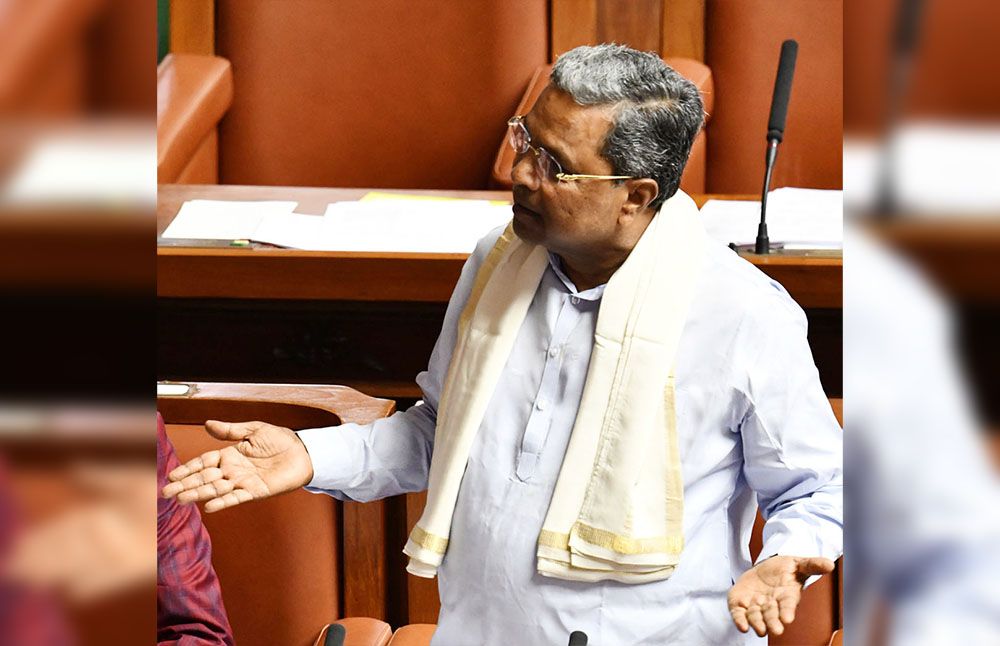 VIDEO- ಪರಿಹಾರದ ಹಣ ವಾಹನಕ್ಕೆ ಎಸೆದ ವಿಚಾರ: ಸಿದ್ದರಾಮಯ್ಯ ಪ್ರತಿಕ್ರಿಯೆ ಏನು?