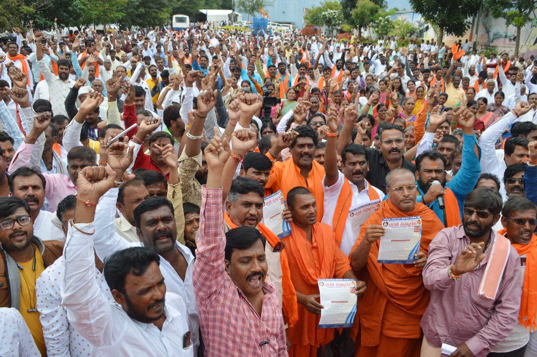 VIDEO- ಎಸ್ಟಿ ಜನಾಂಗಗಕ್ಕೆ ಸೇರಿಸಲು ಹೂಗಾರ ಸಮಾಜ ಆಗ್ರಹ; ಫ್ರೀಡಂ ಪಾರ್ಕ್ ಮೈದಾನದಲ್ಲಿ ಧರಣಿ