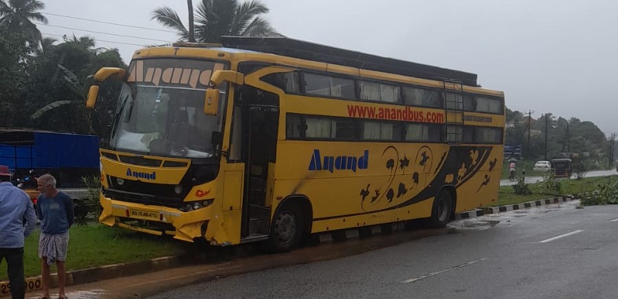 ಕುಂದಾಪುರ:  ರಾಷ್ಟ್ರೀಯ ಹೆದ್ದಾರಿಯಲ್ಲಿ ಹೊಂಡ; ಡಿವೈಡರ್ ಮೇಲೆ ಚಲಿಸಿದ ಬಸ್!