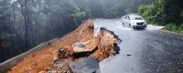 ಗೇರುಸೊಪ್ಪೆ ಮಾರ್ಗದಲ್ಲಿ ರಸ್ತೆ ಕುಸಿತ; ಮಾವಿನಗುಂಡಿ ರಸ್ತೆ ಸಂಚಾರ ನಿಷೇಧ