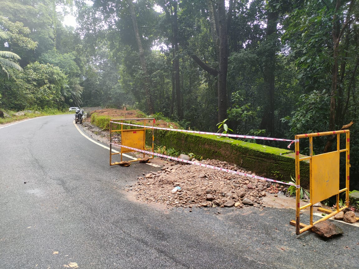 ಚಾರ್ಮಾಡಿ ಘಾಟಿಯ 2ನೇ ತಿರುವು ಬಳಿ ರಸ್ತೆಯಲ್ಲಿ ಬಿರುಕು