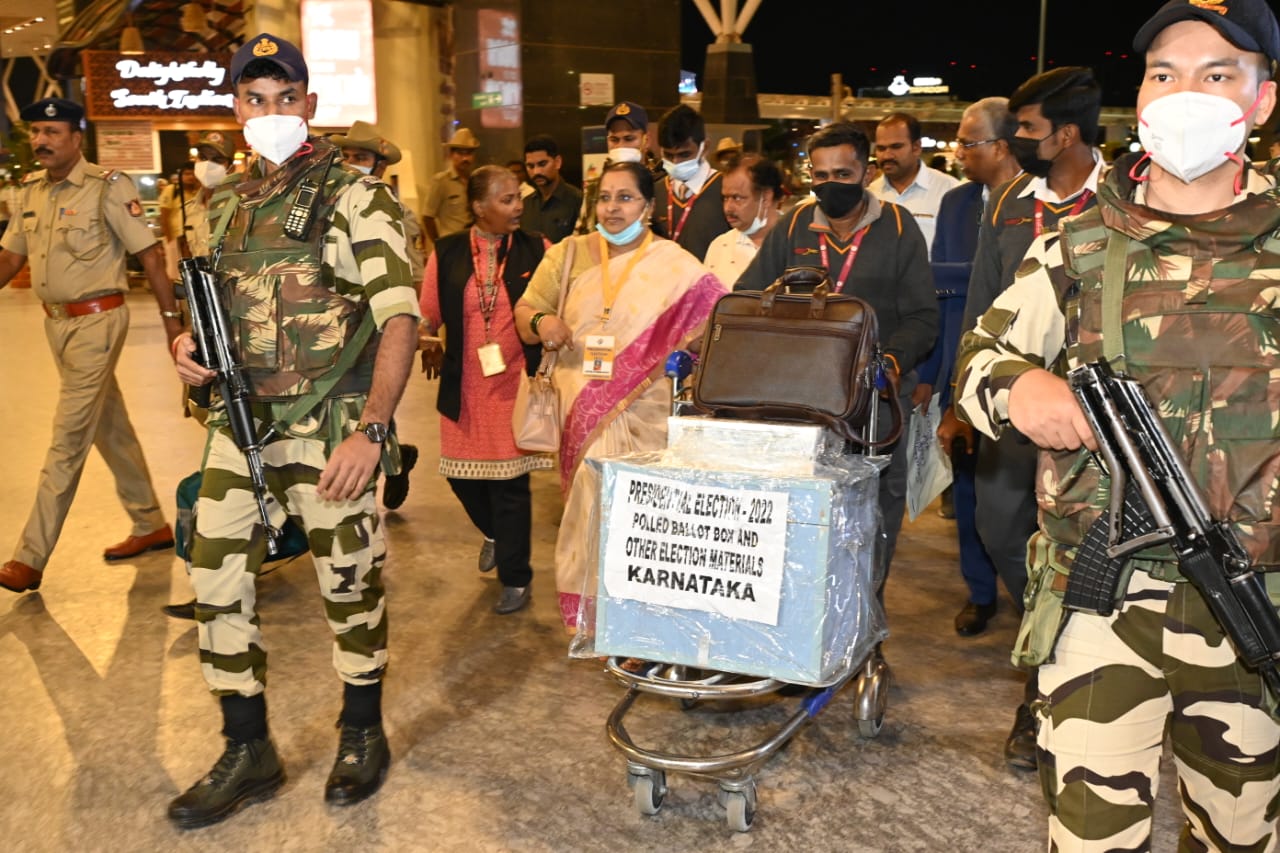 ರಾಷ್ಟ್ರಪತಿ ಚುನಾವಣೆ: ವಿಧಾನಸೌಧದಿಂದ ದಿಲ್ಲಿಗೆ ವಿಮಾನದಲ್ಲಿ ‘ಬ್ಯಾಲೆಟ್ ಬಾಕ್ಸ್ ರವಾನೆ ರಾಷ್ಟ್ರಪತಿ ಚುನಾವಣೆ: ವಿಧಾನಸೌಧದಿಂದ ದಿಲ್ಲಿಗೆ ವಿಮಾನದಲ್ಲಿ ‘ಬ್ಯಾಲೆಟ್ ಬಾಕ್ಸ್ ರವಾನೆ