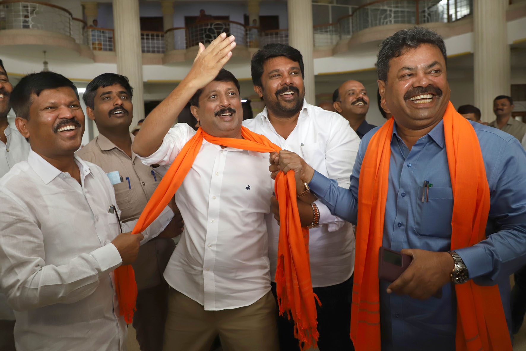 ಕಾಂಗ್ರೆಸ್ ಶಾಸಕ ಬೈರತಿ ಸುರೇಶ್ ಗೆ ಕೇಸರಿ ಶಾಲು ಹಾಕಿದ ಬಿಜೆಪಿ ಶಾಸಕರು!