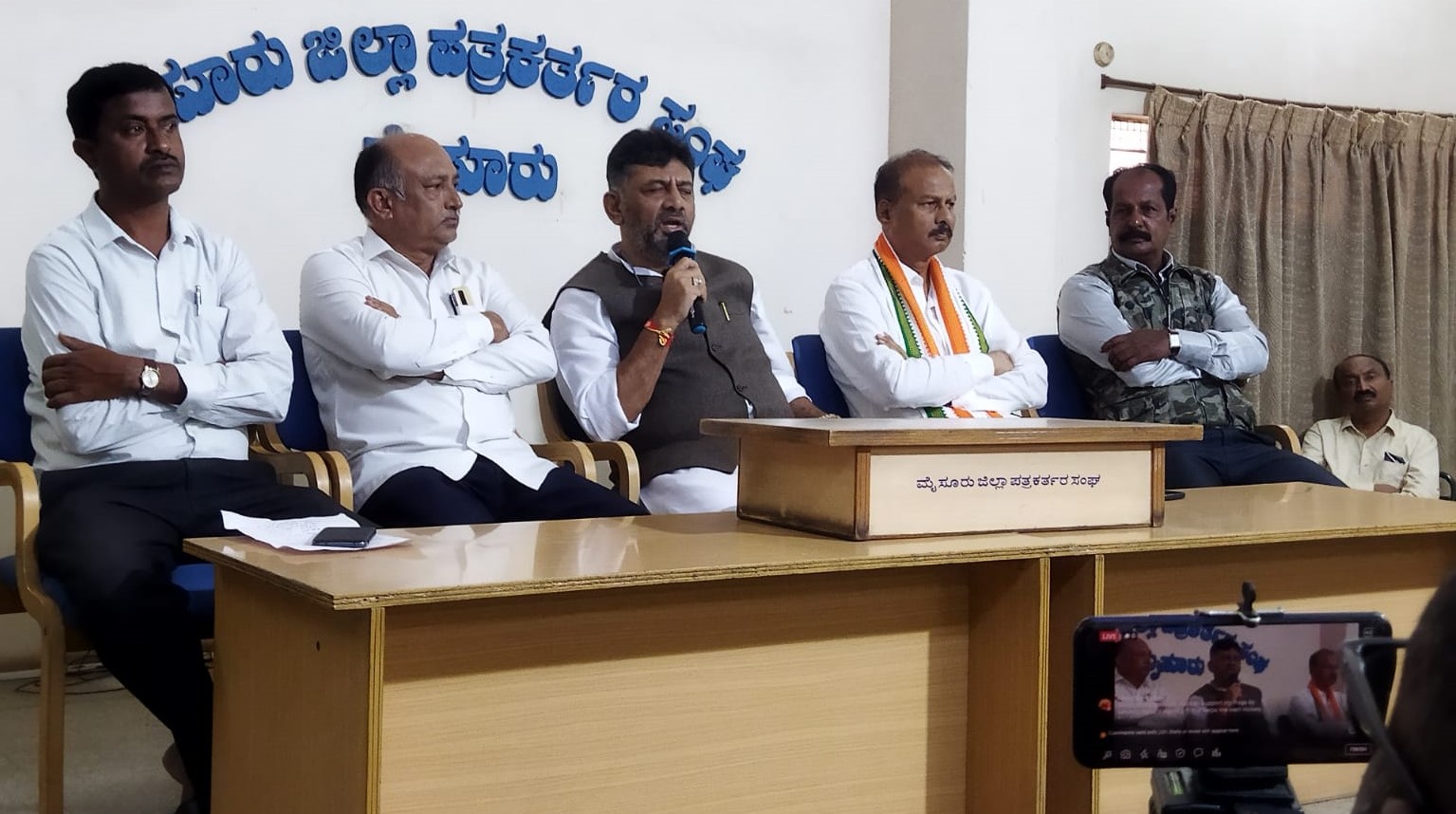 ಸಿಎಂ ಆಯ್ಕೆ ವಿಚಾರ; ನಾನೇನು ರಾಜಕೀಯ ಸನ್ಯಾಸಿಯಲ್ಲ, ಖಾವಿ ಬಟ್ಟೆಯನ್ನೂ ತೊಟ್ಟಿಲ್ಲ ಎಂದ ಡಿ.ಕೆ ಶಿವಕುಮಾರ್