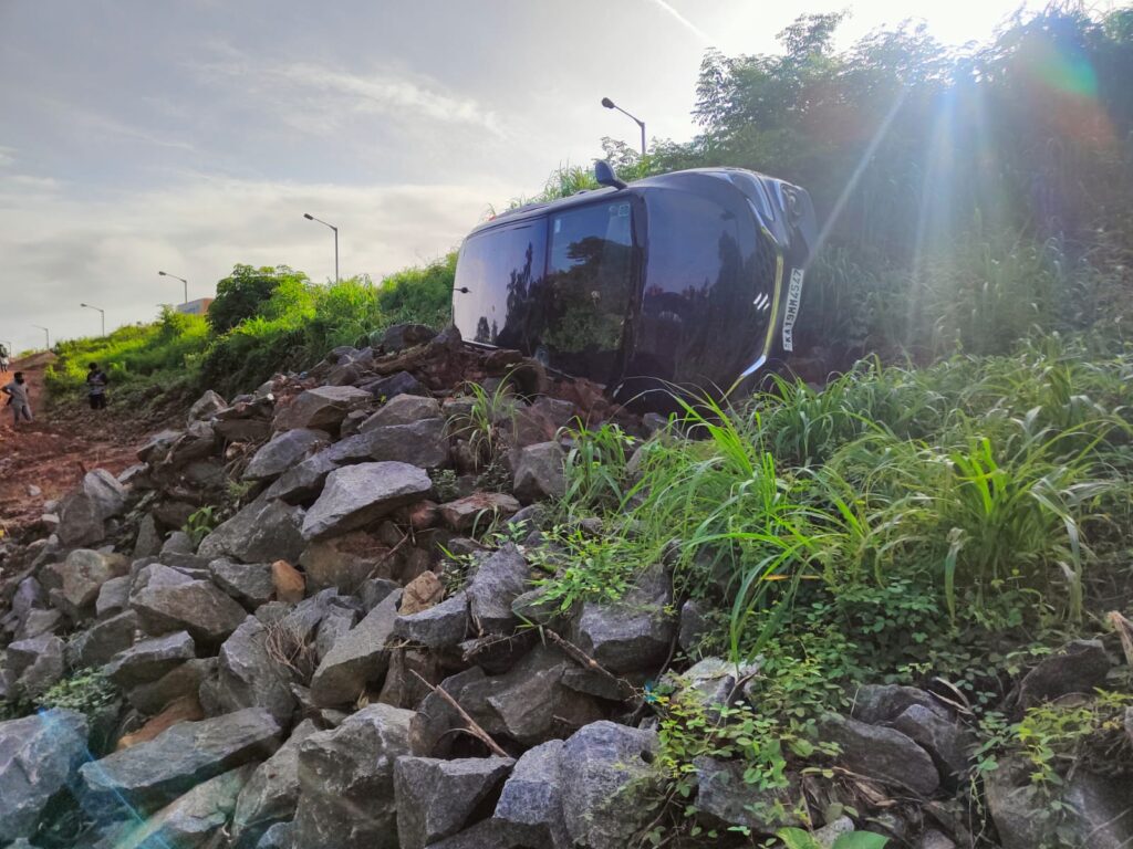 ಪಾಣೆಮಂಗಳೂರು | ರಸ್ತೆ ಬದಿ ಕಮರಿಗೆ ಉರುಳಿದ ಕಾರು: ಚಾಲಕ ಪಾರು