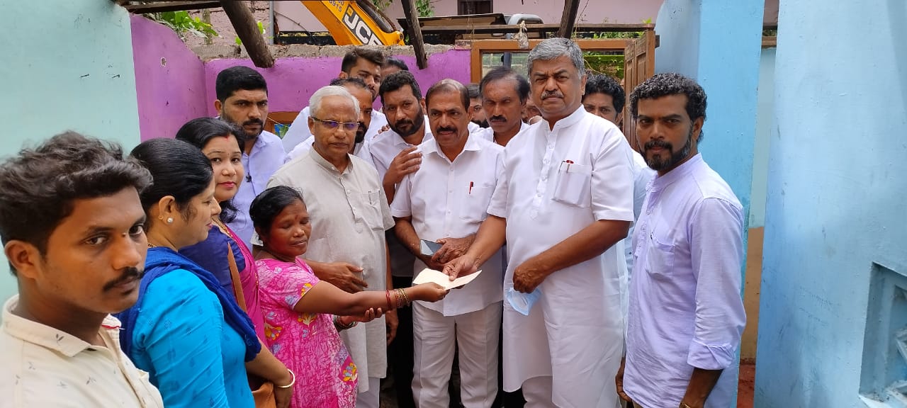 ಮಂಗಳೂರು | ಮಳೆ ಹಾನಿ ಪ್ರದೇಶಗಳಿಗೆ ಬಿ.ಕೆ.ಹರಿಪ್ರಸಾದ್ ಭೇಟಿ, ಪರಿಶೀಲನೆ