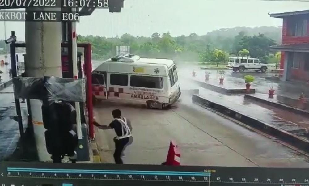 ಬೈಂದೂರು; ಟೋಲ್ ಗೇಟ್ ಕಂಬಕ್ಕೆ ಢಿಕ್ಕಿ ಹೊಡೆದು ಪಲ್ಟಿಯಾದ ಆ್ಯಂಬುಲೆನ್ಸ್: ನಾಲ್ವರು ಮೃತ್ಯು, ಐವರಿಗೆ ಗಾಯ