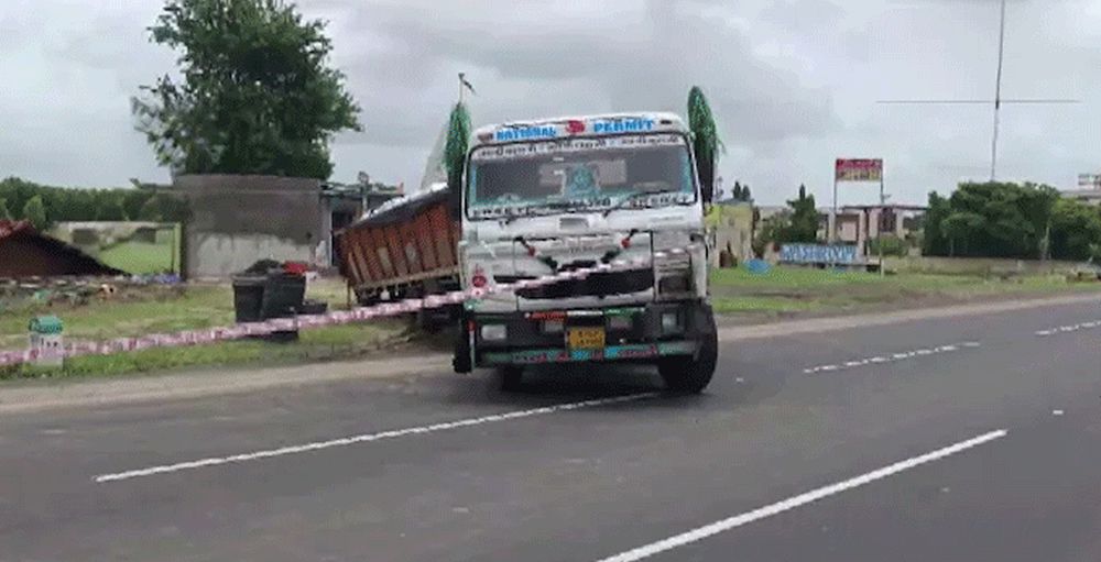 ತಡೆಯಲು ಬಂದ ಕಾನ್‍ಸ್ಟೇಬಲ್ ಮೇಲೆ ಟ್ರಕ್ ಹರಿಸಿದ ಚಾಲಕ: 24 ಗಂಟೆಗಳಲ್ಲಿ ಮೂರನೇ ಪ್ರಕರಣ