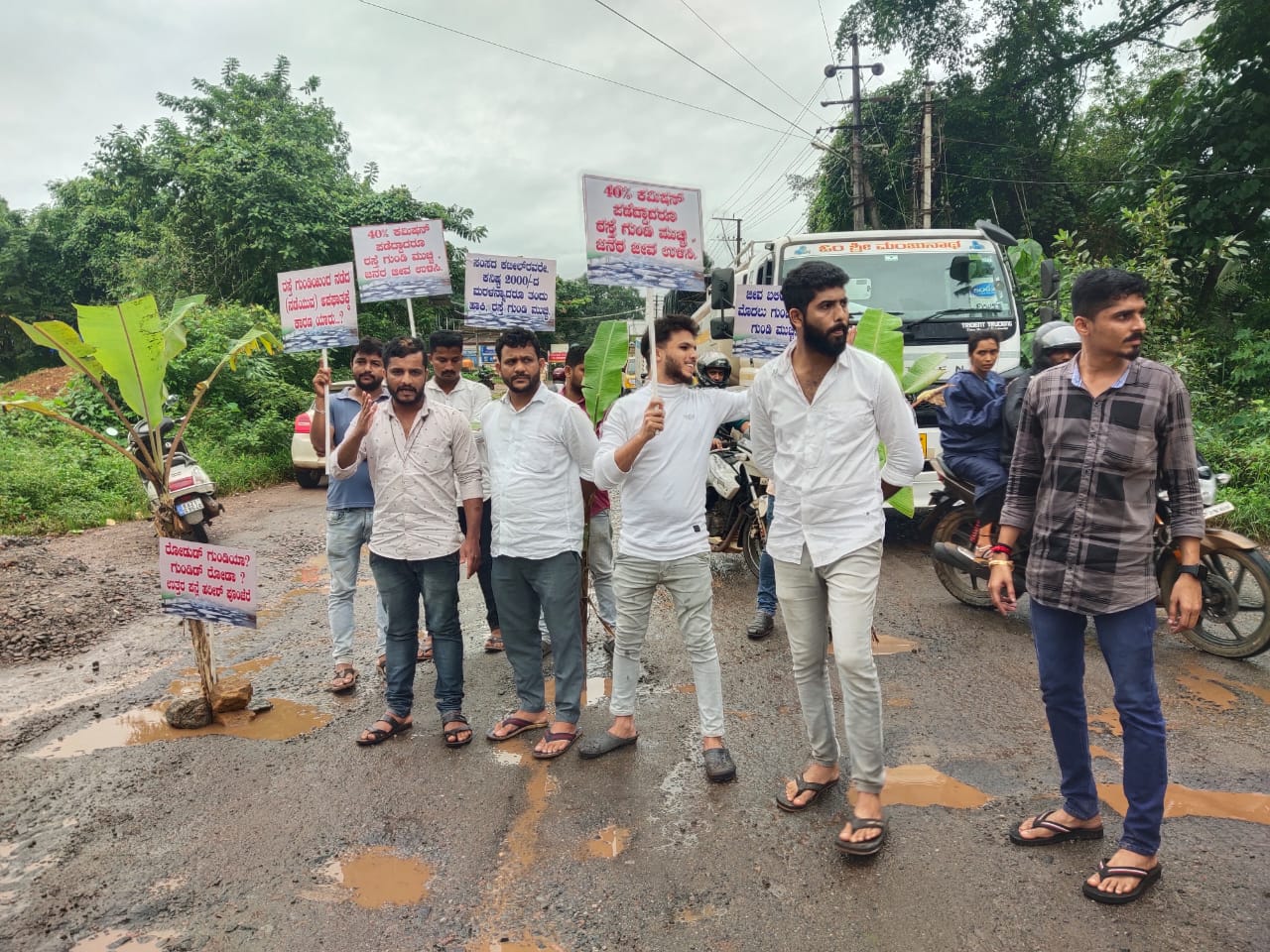 ಬೆಳ್ತಂಗಡಿ: ರಸ್ತೆ ಸರಿಪಡಿಸಲು ಒತ್ತಾಯಿಸಿ ಬಾಳೆಗಿಡ ನೆಟ್ಟು ಪ್ರತಿಭಟನೆ ಬೆಳ್ತಂಗಡಿ: ರಸ್ತೆ ಸರಿಪಡಿಸಲು ಒತ್ತಾಯಿಸಿ ಬಾಳೆಗಿಡ ನೆಟ್ಟು ಪ್ರತಿಭಟನೆ