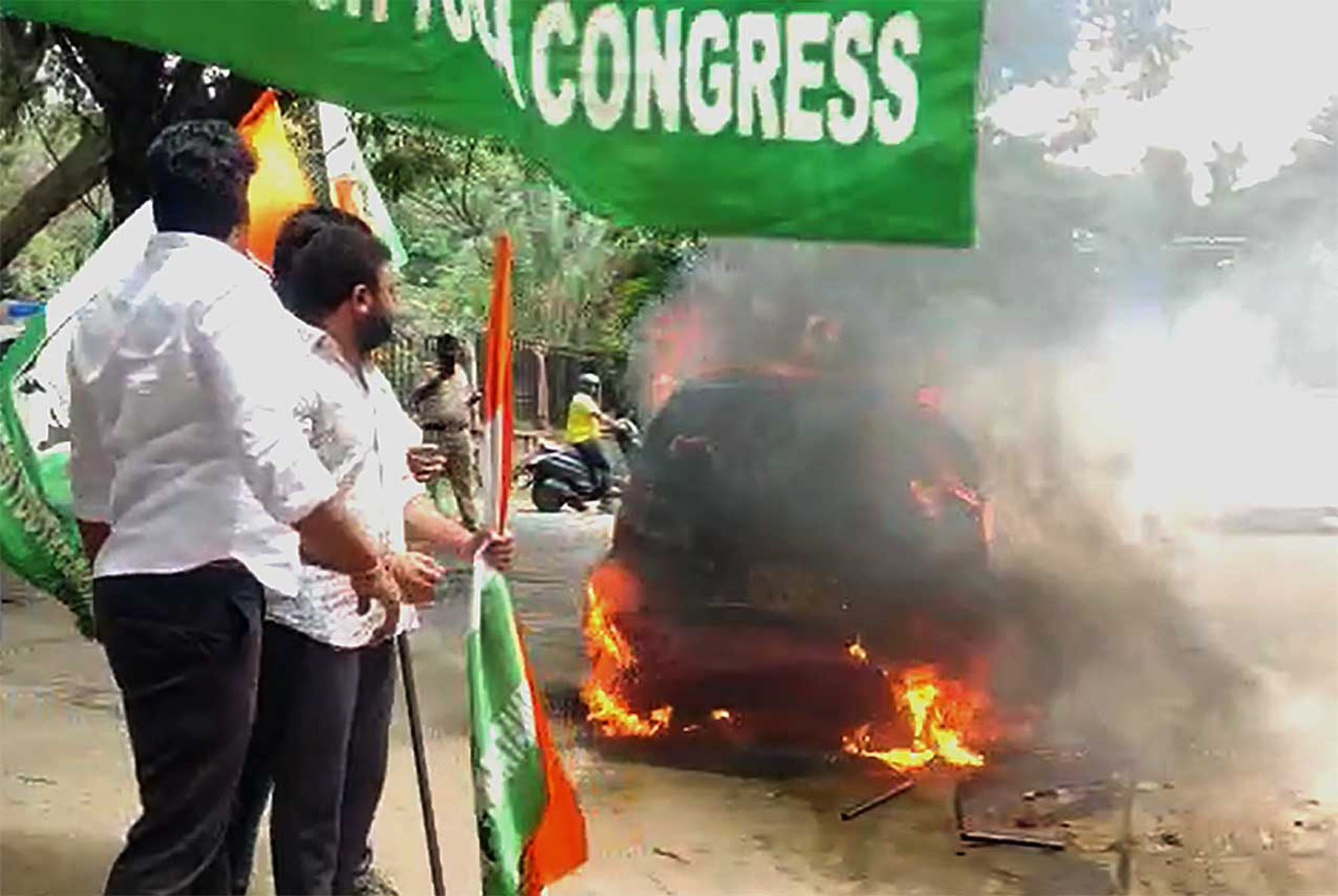 ಬೆಂಗಳೂರು; ಈಡಿ ಕಚೇರಿ ಎದುರು ಪ್ರತಿಭಟನೆ ವೇಳೆ ಕಾರಿಗೆ ಬೆಂಕಿ: 11 ಜನ ವಶಕ್ಕೆ