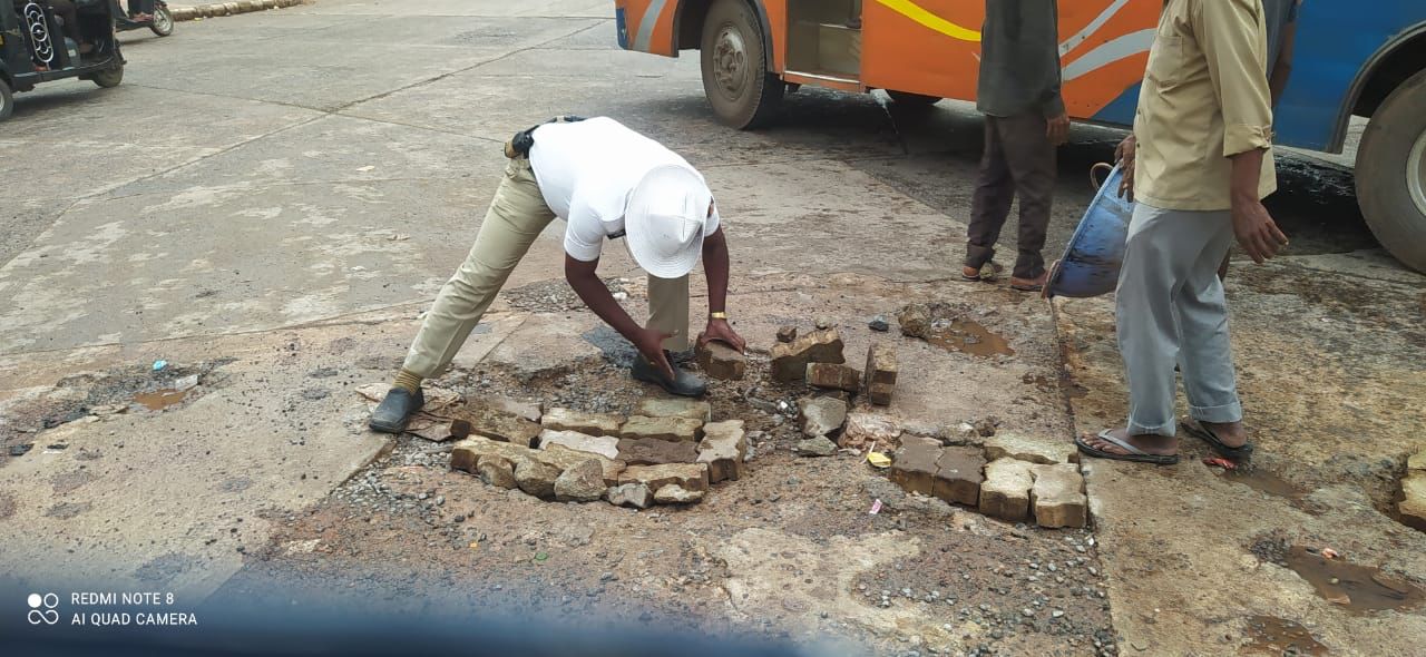 ಮಂಗಳೂರು : ಸ್ಮಾರ್ಟ್‌ಸಿಟಿಯ ಹೊಂಡ ಮುಚ್ಚಿದ ಸಂಚಾರ ಪೊಲೀಸ್