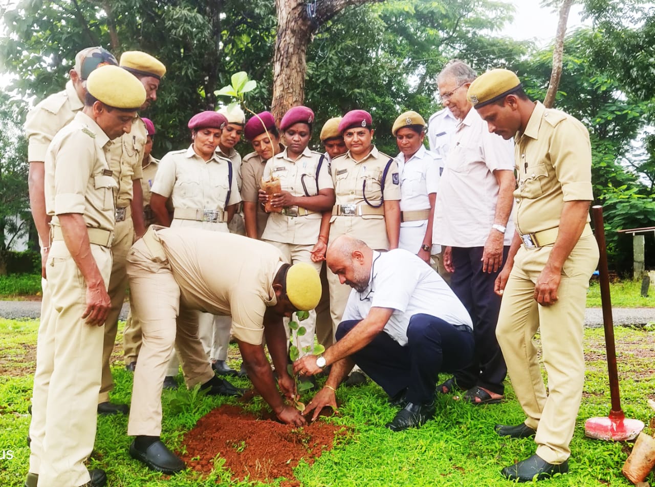 ಮುಲ್ಕಿ ಗೃಹರಕ್ಷಕರಿಂದ ವನಮಹೋತ್ಸವ; ಜೈವಿಕ ಸರಪಳಿಯನ್ನು ಸಂರಕ್ಷಿಸಲು ಡಾ.ಚೂಂತಾರು ಕರೆ