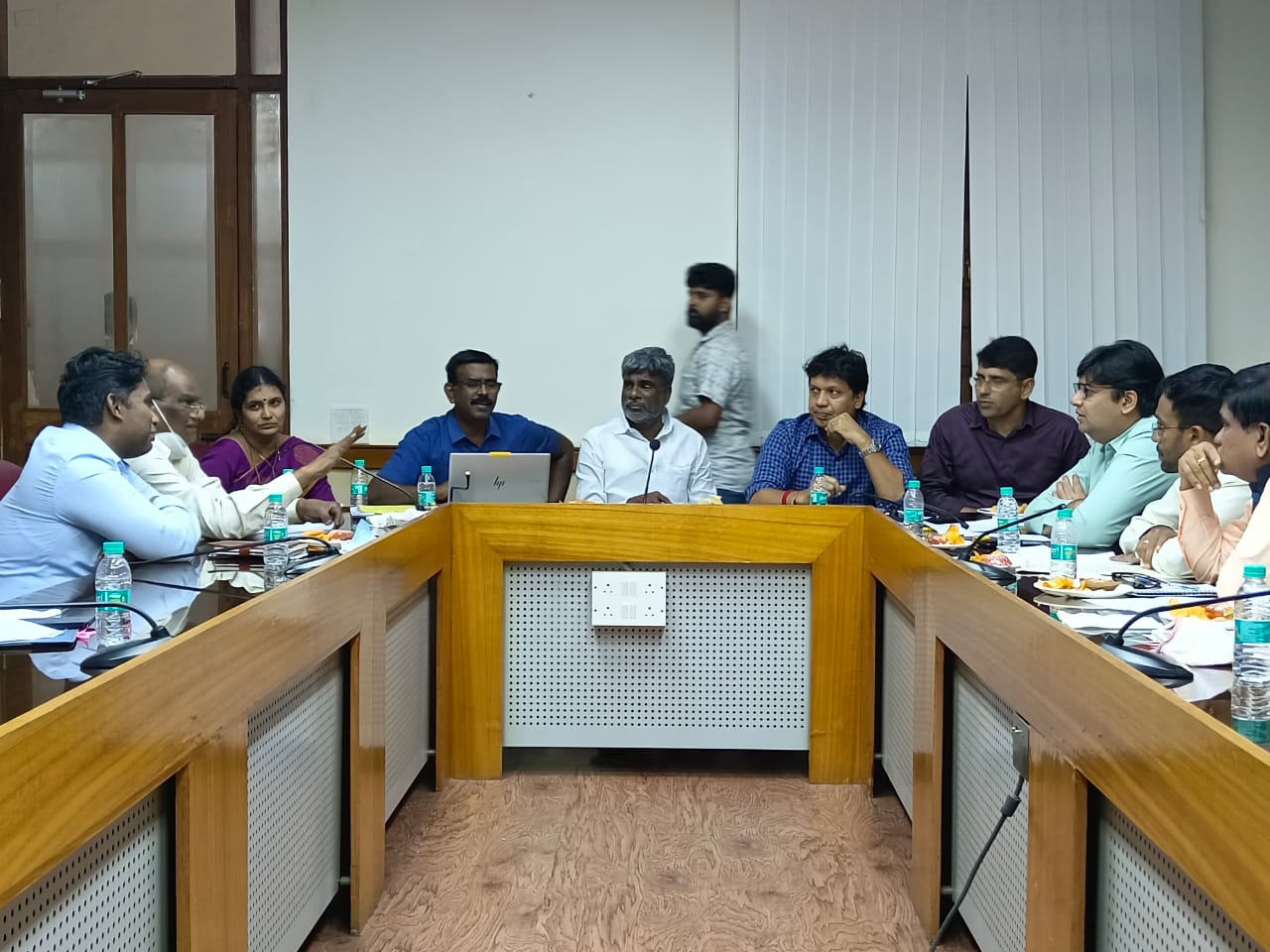 ಪೌರಕಾರ್ಮಿಕರು, ಒಳಚರಂಡಿ ಕಾರ್ಮಿಕರ ವೇತನ ಪರಿಷ್ಕರಣೆ-ಖಾಯಂ; ಸಚಿವ ಶ್ರೀನಿವಾಸ ಪೂಜಾರಿ ನೇತೃತ್ವದಲ್ಲಿ ವಿಶೇಷ ಸಭೆ