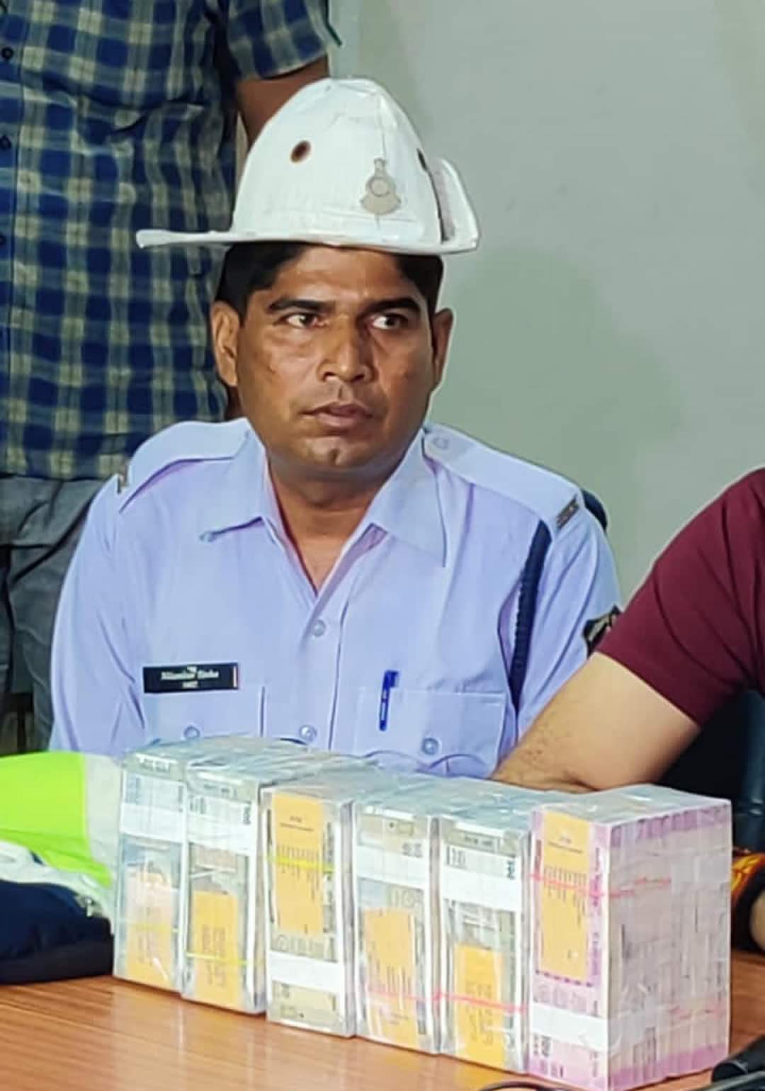 ರಸ್ತೆಯಲ್ಲಿ ಸಿಕ್ಕಿದ  45 ಲಕ್ಷ ರೂ. ಪೊಲೀಸ್ ಠಾಣೆಗೆ ಹಸ್ತಾಂತರಿಸಿ ಪ್ರಾಮಾಣಿಕತೆ ಮೆರೆದ ಪೊಲೀಸ್‌ ಸಿಬ್ಬಂದಿ