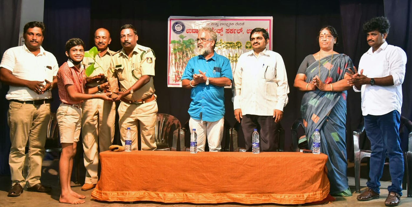 ವಿದ್ಯಾರ್ಥಿಗಳಿಗೆ ಗಿಡ ಬೆಳೆಸುವ ಸ್ಪರ್ಧೆ: 300 ಗಿಡ ವಿತರಣೆ