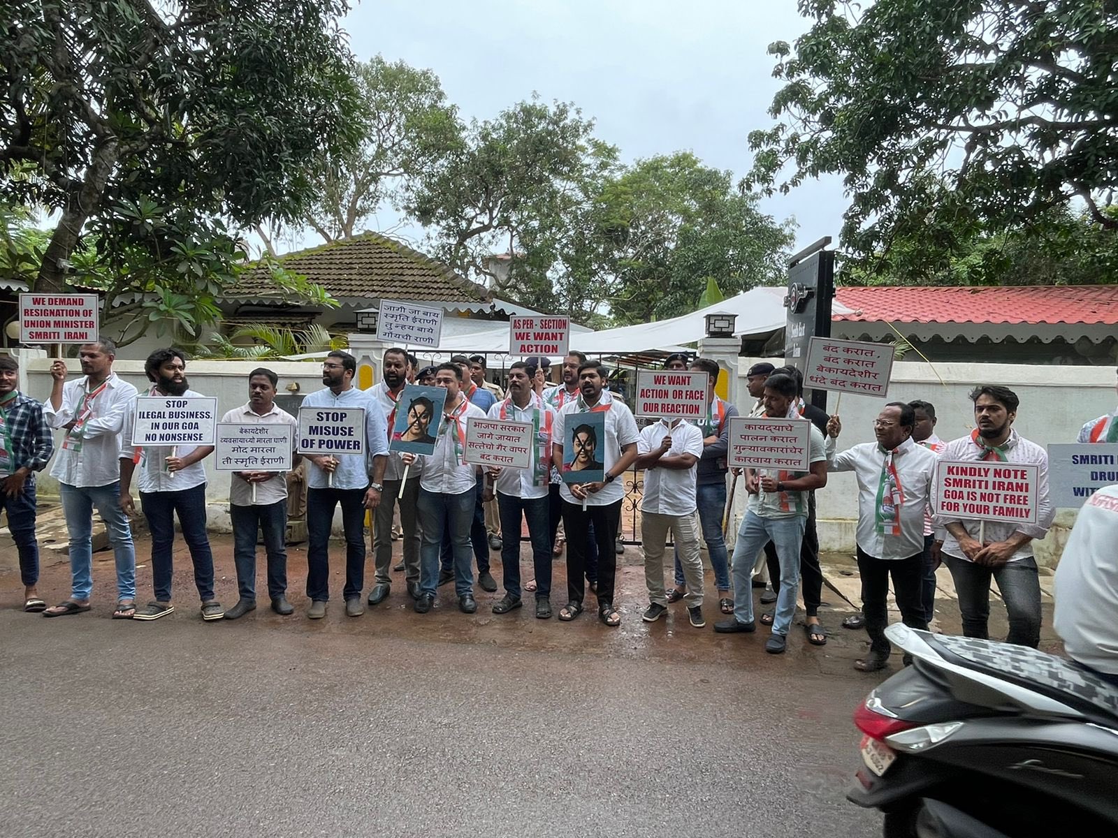 ಸ್ಮೃತಿ  ಇರಾನಿ ಪುತ್ರಿಯ ರೆಸ್ಟಾರೆಂಟ್ ಮುಂದೆ ಯುವ ಕಾಂಗ್ರೆಸ್ ಪ್ರತಿಭಟನೆ