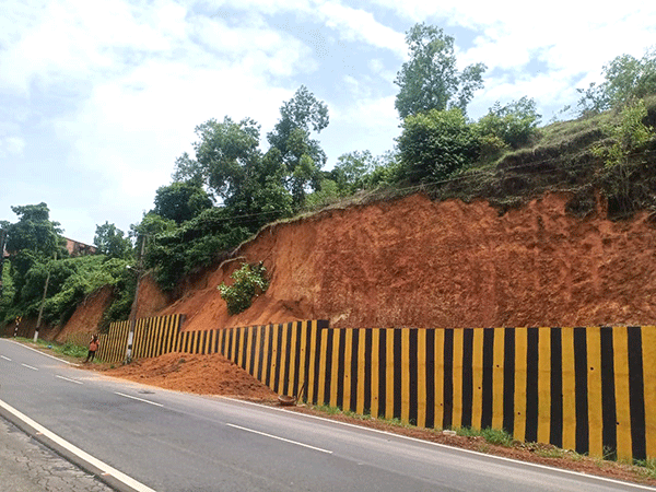 ಪಿಡಬ್ಲ್ಯುಡಿ ಇಲಾಖೆಯ ಅವೈಜ್ಞಾನಿಕ ಕಾಮಗಾರಿಯಿಂದ ಬಜ್ಪೆ ಈದ್ಗಾ ಮಸೀದಿಯ ದಫನ ಭೂಮಿಯ ಗುಡ್ಡ ಕುಸಿತ: ಡಿಸಿಗೆ ದೂರು