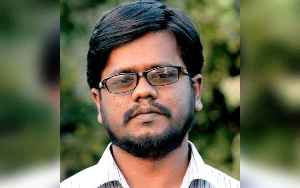 ಸರಕಾರಿ ಶಾಲೆಗಳ ವಿಲೀನ ಖಂಡಿಸಿದ ಶಿಕ್ಷಕನಿಗೆ ಶಿಕ್ಷಣ ಇಲಾಖೆಯಿಂದ ನೋಟಿಸ್