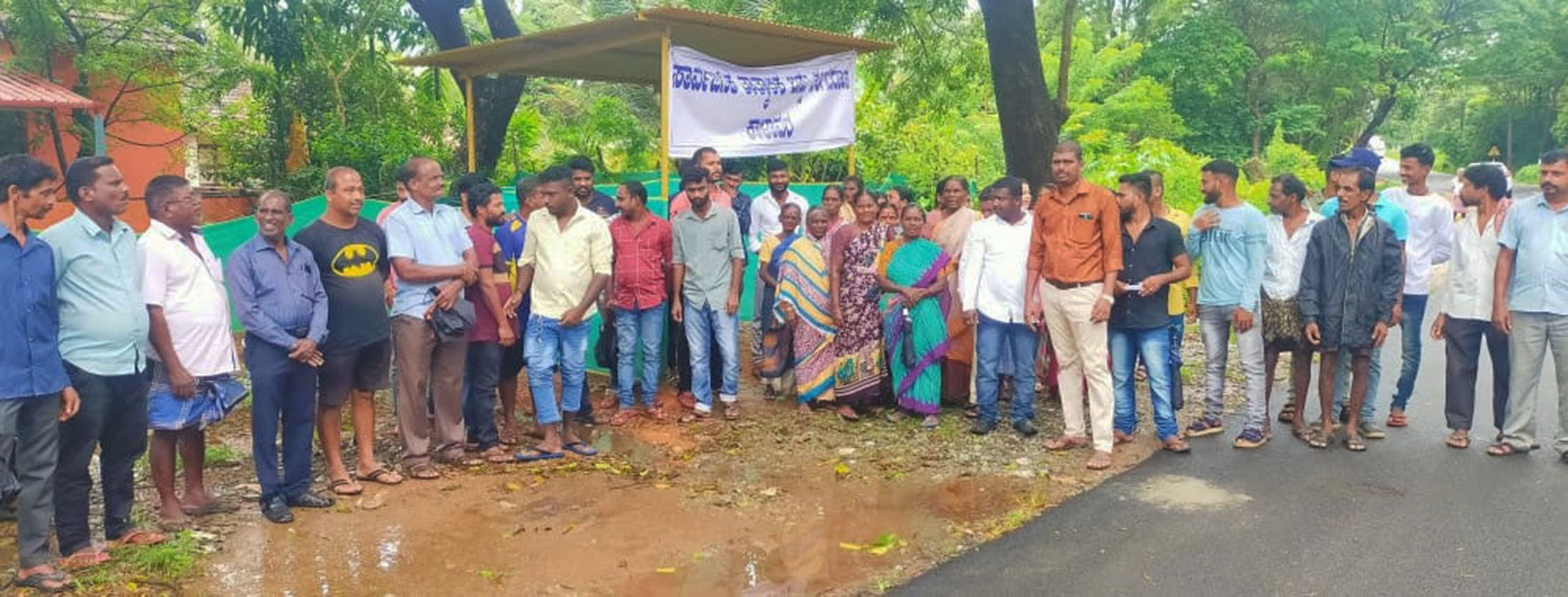 ಸುಸಜ್ಜಿತ ಬಸ್‌ನಿಲ್ದಾಣಕ್ಕಾಗಿ ಕಾಳಾವರ ಗ್ರಾಮಸ್ಥರ ಧರಣಿ