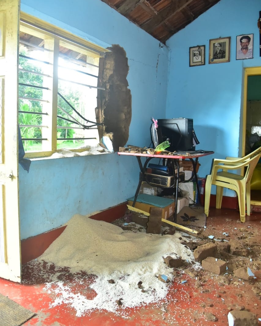 ಮಡಿಕೇರಿ: ಕಿಟಕಿಯ ಸರಳನ್ನು ಮುರಿದು ಮನೆಯೊಳಗಿದ್ದ ಅಕ್ಕಿಯನ್ನು ತಿಂದ ಕಾಡಾನೆ