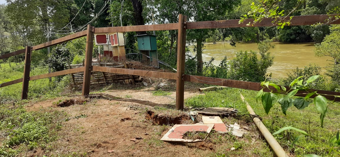 ಕಾಡಾನೆಗಳ ದಾಳಿ: ರೈಲ್ವೆ ಕಂಬಿಯ ಬೇಲಿಗೆ ಹಾನಿ