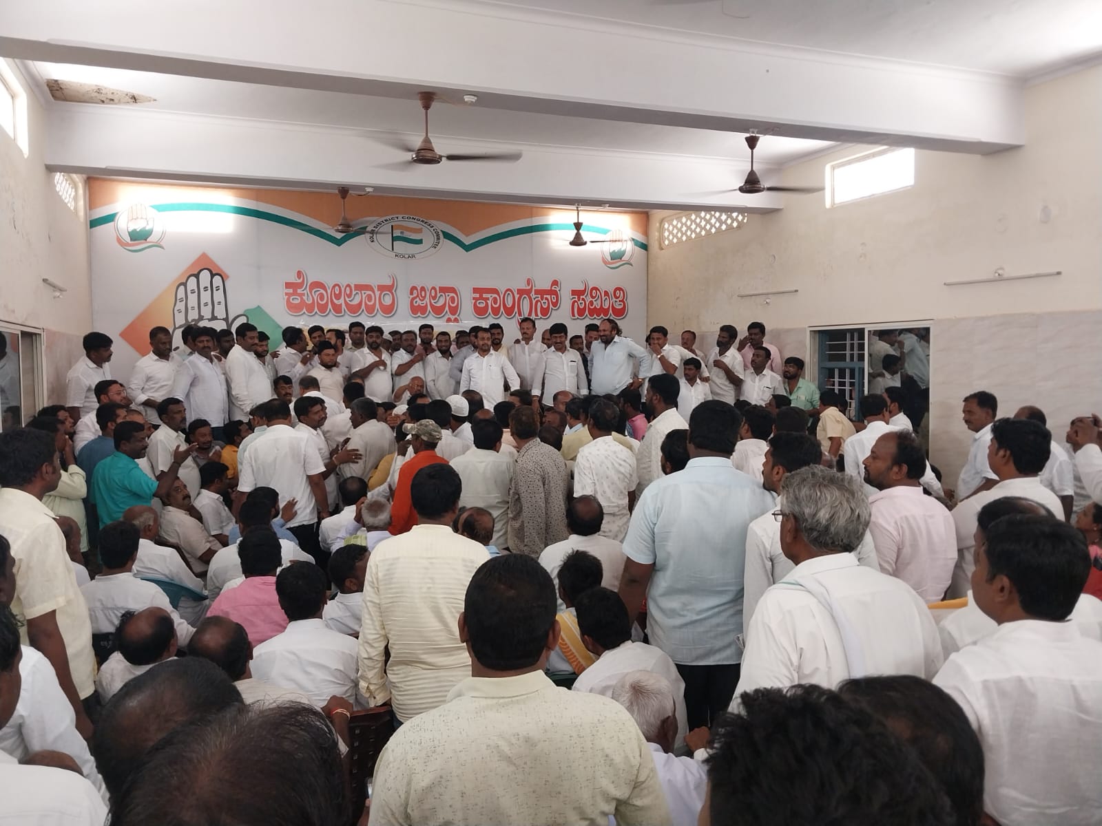 ಪತ್ರಕರ್ತರ ಮೇಲೆ ಮಾಜಿ ಸ್ಪೀಕರ್.ರಮೇಶ್ ಕುಮಾರ್ ಹಲ್ಲೆ: ಪತ್ರಕರ್ತರ ಸಂಘದ ಆಕ್ರೋಶ