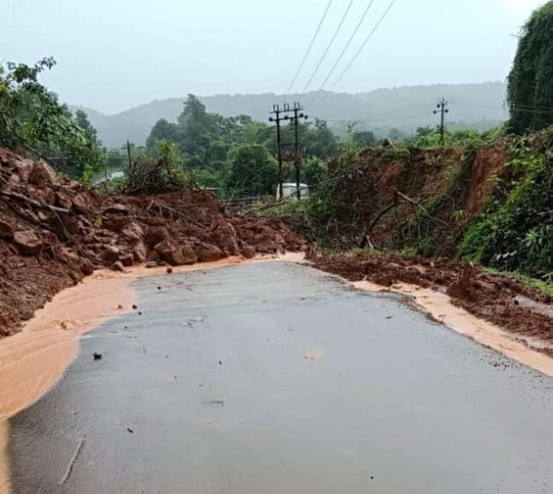 ಕೊಣಾಜೆ : ಧಾರಾಕಾರ ಮಳೆ; ಗುಡ್ಡ ಕುಸಿದು ಮನೆಗಳಿಗೆ ಹಾನಿ, ರಸ್ತೆ ತಡೆ