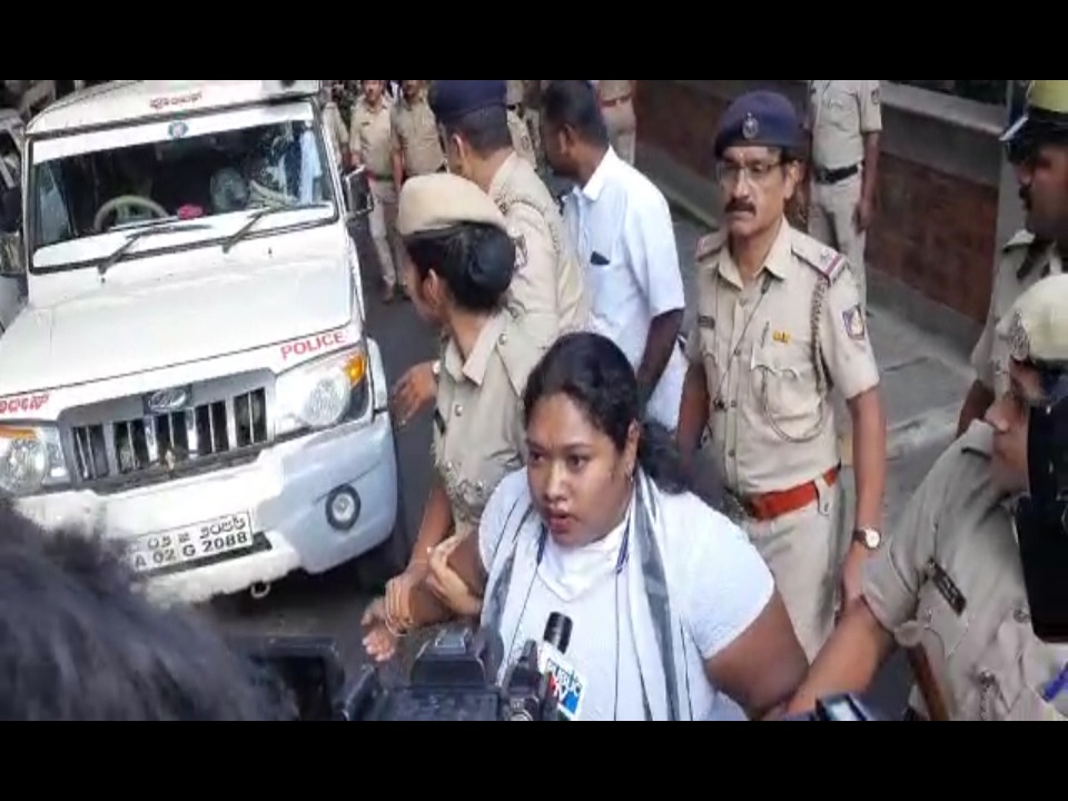 ಸಂಸದ ತೇಜಸ್ವಿ ಸೂರ್ಯ ವಿರುದ್ಧ ಪ್ರತಿಭಟನೆ: ಕಾಂಗ್ರೆಸ್ ಕಾರ್ಯಕರ್ತರು ಪೊಲೀಸ್ ವಶಕ್ಕೆ