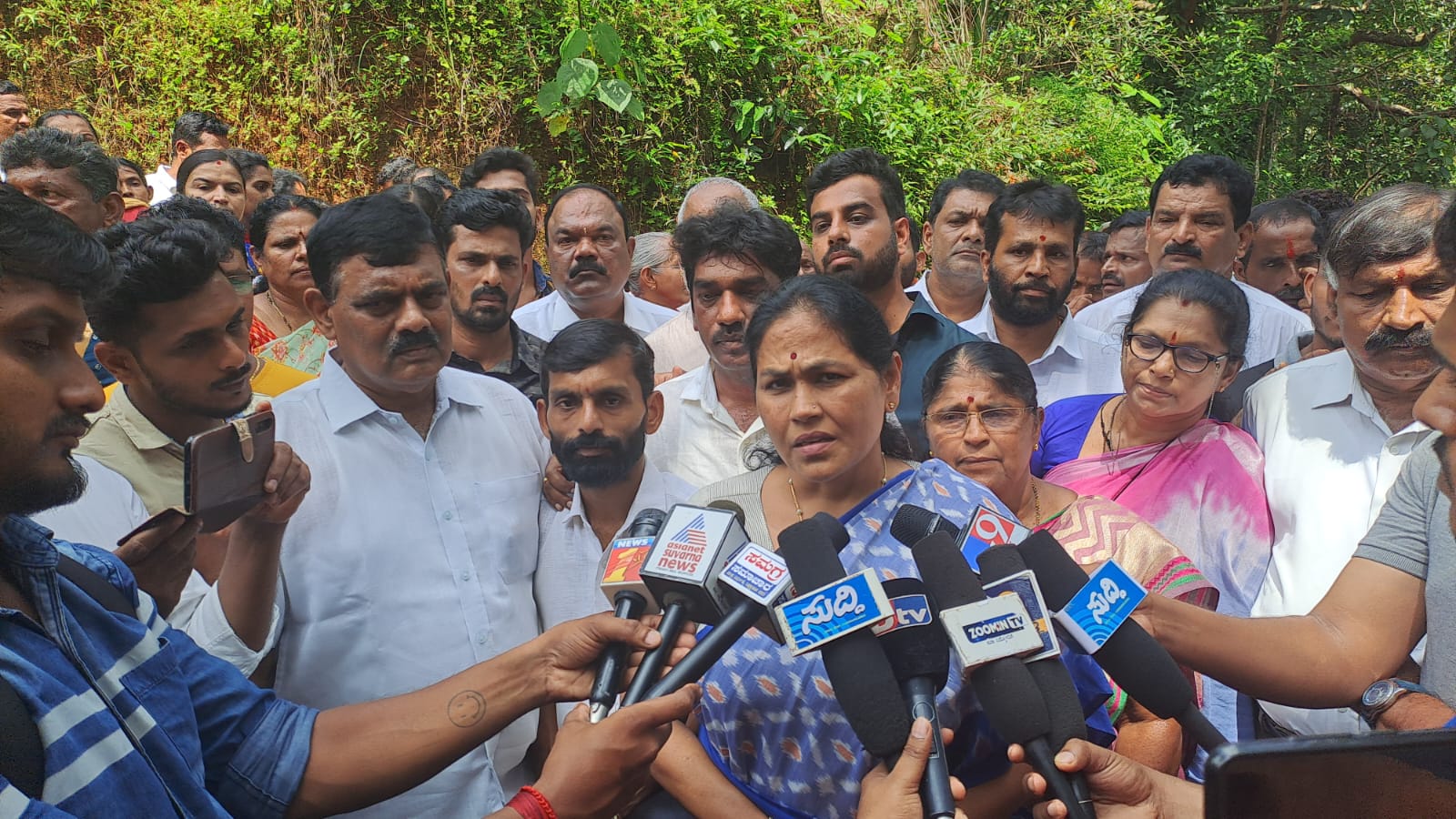 ಕೊಲೆಯಾದ ಪ್ರವೀಣ್ ನೆಟ್ಟಾರು ಮನೆಗೆ ಕೇಂದ್ರ ಸಚಿವೆ ಶೋಭಾ ಕರಂದ್ಲಾಜೆ ಭೇಟಿ