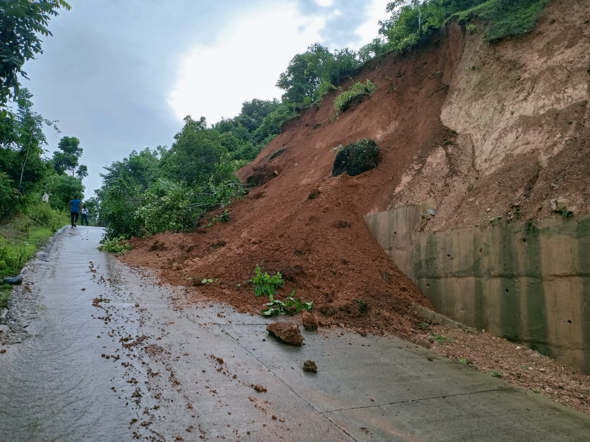 ಬಜ್ಪೆ; ಅದ್ಯಪಾಡಿಗೆ ಸಂಚರಿಸುವ ರಸ್ತೆಗೆ ಗುಡ್ಡ ಕುಸಿತ