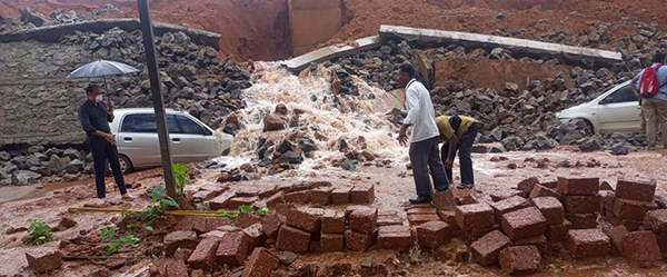 ಮೂಡುಬಿದಿರೆ : ಮೈಟ್ ಇಂಜಿನಿಯರಿಂಗ್ ಕಾಲೇಜು ಆವರಣ ಗೋಡೆ ಕುಸಿದು ವಾಹನಗಳಿಗೆ ಹಾನಿ