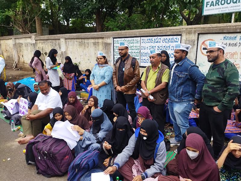 ಮೈಸೂರು: ಎರಡನೇ ದಿನವೂ ಮುಂದುವರಿದ ಫರೂಖಿಯಾ ಖಾಸಗಿ ಶಾಲೆಯ ವಿದ್ಯಾರ್ಥಿನಿಯರ ಪ್ರತಿಭಟನೆ