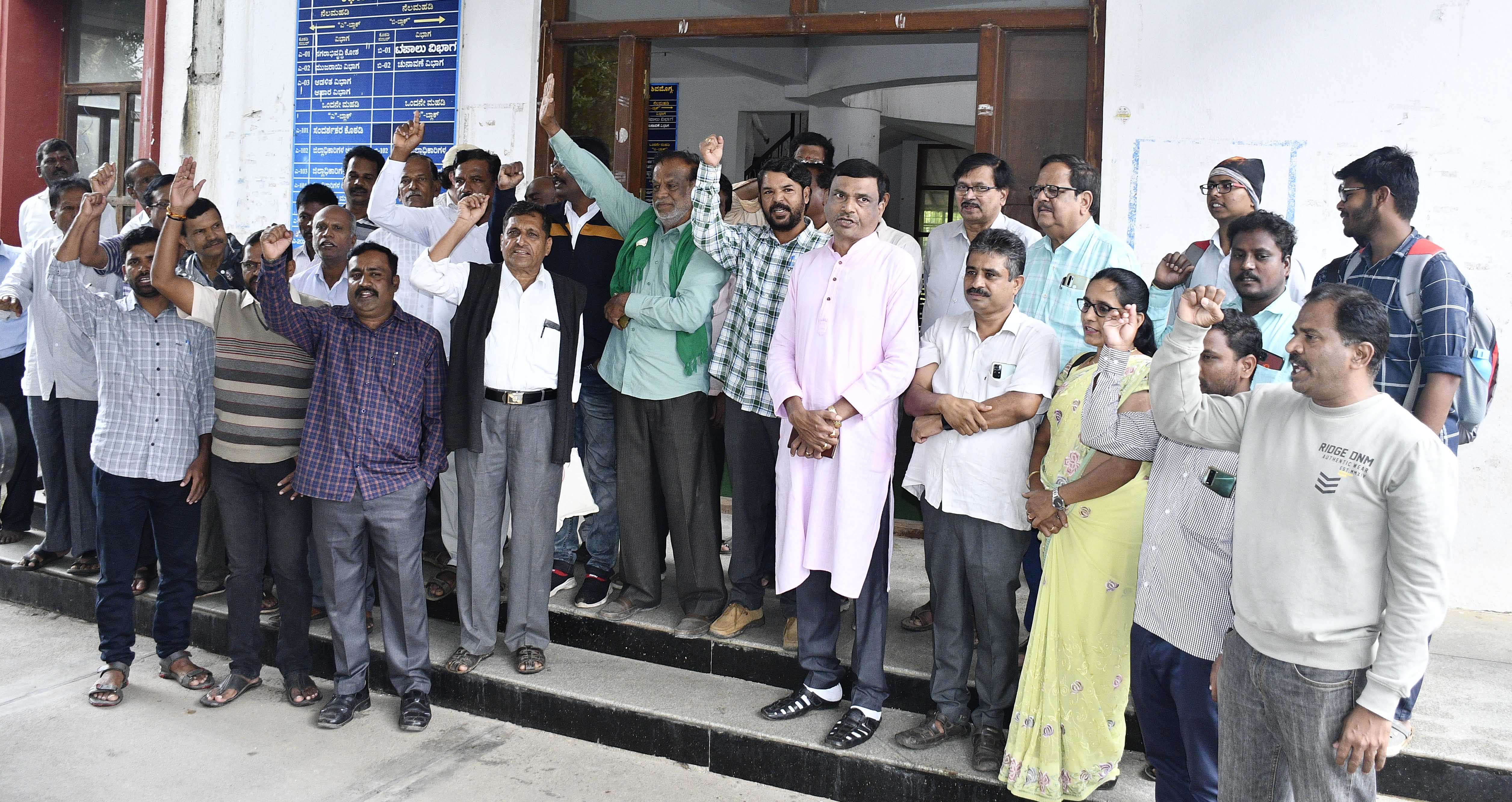 ಪ್ರಜಾಪ್ರಭುತ್ವ ವ್ಯವಸ್ಥೆಯಲ್ಲಿ ಇದೊಂದು ಕಪ್ಪುಚುಕ್ಕೆ: ನಾಟಕಕ್ಕೆ ಅಡ್ಡಿಪಡಿಸಿದವರ ವಿರುದ್ಧ ಕ್ರಮಕ್ಕೆ ಆಗ್ರಹ