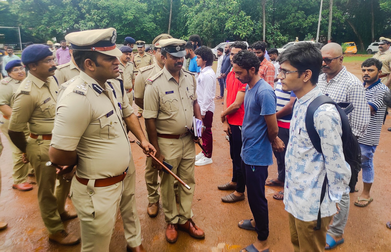ಮಾಡೋದೆಲ್ಲ ಮಾಡಿ ದೇವರಿಗೆ ಹರಕೆ ಒಪ್ಪಿಸಿದರೇನು ? ಎಂಒಬಿ ಕಾರ್ಡ್ ಹೋಲ್ಡರ್‌ಗಳನ್ನು ಗದರಿದ ಕಮಿಷನರ್ ಶಶಿಕುಮಾರ್‌