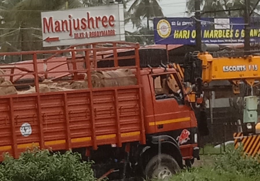 ಸುರತ್ಕಲ್: ನಿಂತಿದ್ದ ಕಾರಿನ ಮೇಲೆ ಲಾರಿ ಮಗುಚಿ ಬಿದ್ದು ಓರ್ವ ಸ್ಥಳದಲ್ಲೇ ಮೃತ್ಯು