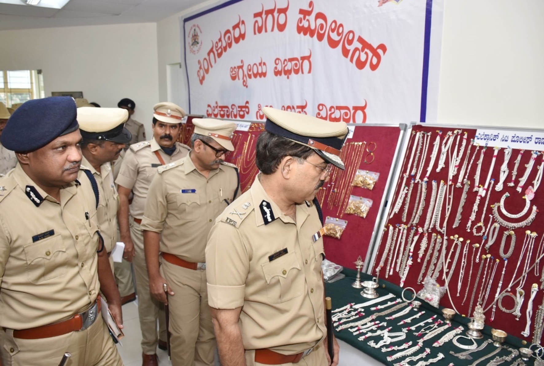 ಬೆಂಗಳೂರು: ಚಿನ್ನಾಭರಣ ದರೋಡೆಗೈದ ಆರೋಪಿಗಳ ಬಂಧನ