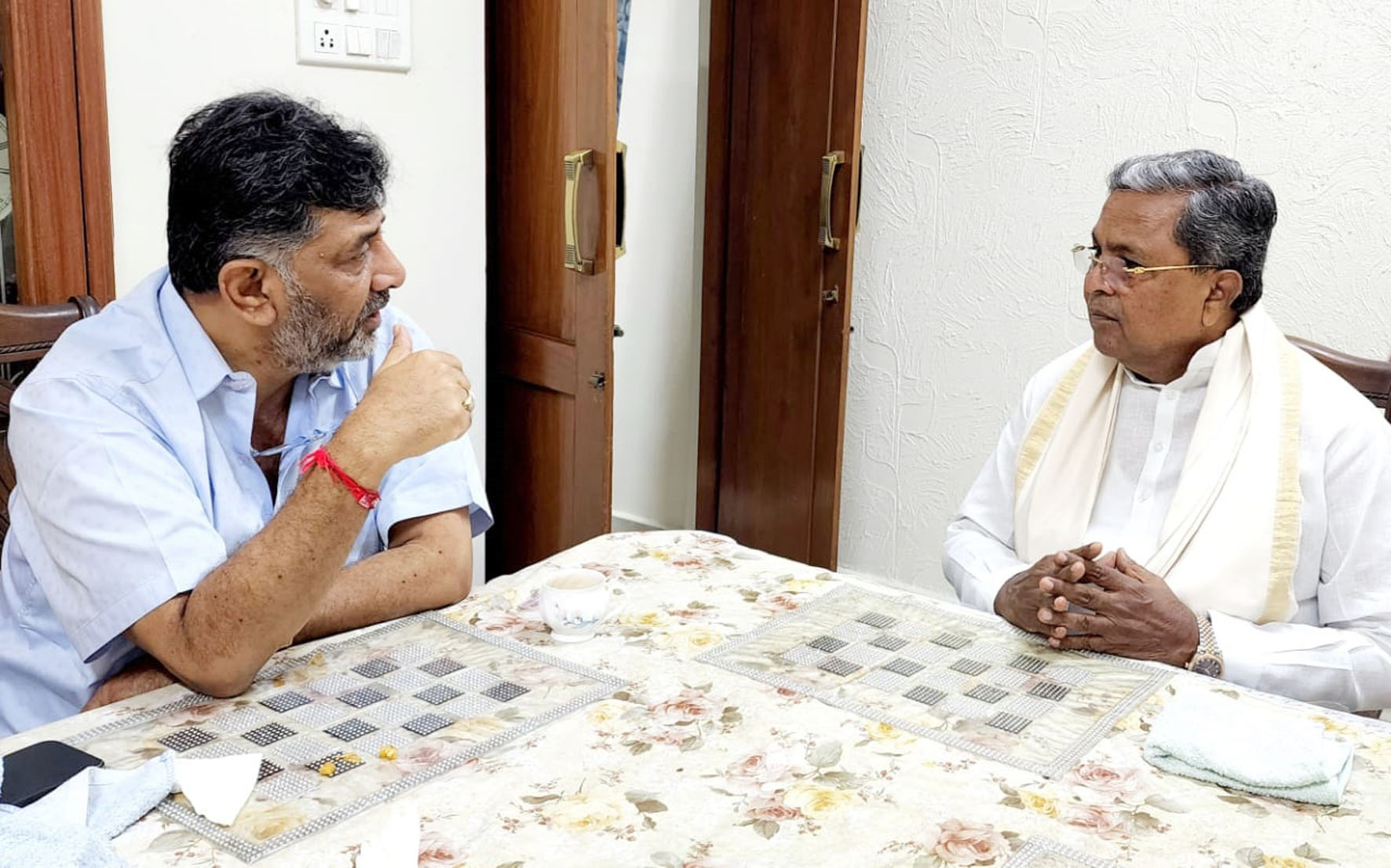 ‘ಬಿಜೆಪಿ ಆಡಳಿತದಿಂದ ಜನರ ಜೀವನ ಹಾಳು: ಸಿದ್ದರಾಮಯ್ಯ, ಡಿ.ಕೆ.ಶಿವಕುಮಾರ್ ಸಮಾಲೋಚನೆ