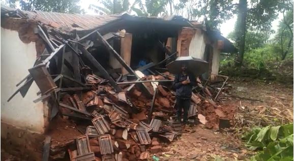 ಮಲೆನಾಡಿನಲ್ಲಿ ಮುಂದುವರಿದ ಮಳೆಯ ಅಬ್ಬರ: ಅಲ್ಲಲ್ಲಿ ಮನೆ ಕುಸಿತ, ವಿದ್ಯುತ್ ಕಂಬಗಳು ಧರಾಶಾಯಿ