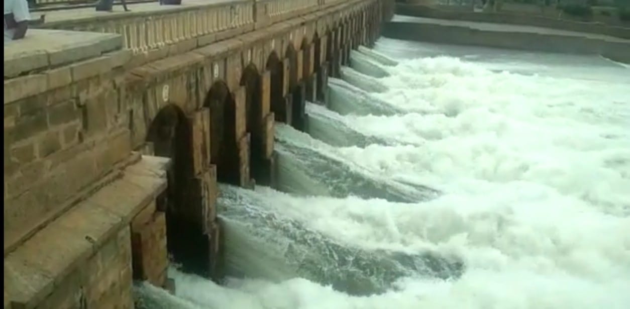 ಕೆಆರ್ ಎಸ್‍ ಜಲಾಯಶಯದಿಂದ ನೀರು ಬಿಡುಗಡೆ: ಸುರಕ್ಷಿತ ಸ್ಥಳಗಳಿಗೆ ತೆರಳಲು ನದಿ ಪಾತ್ರದ ಜನರಿಗೆ ಸೂಚನೆ