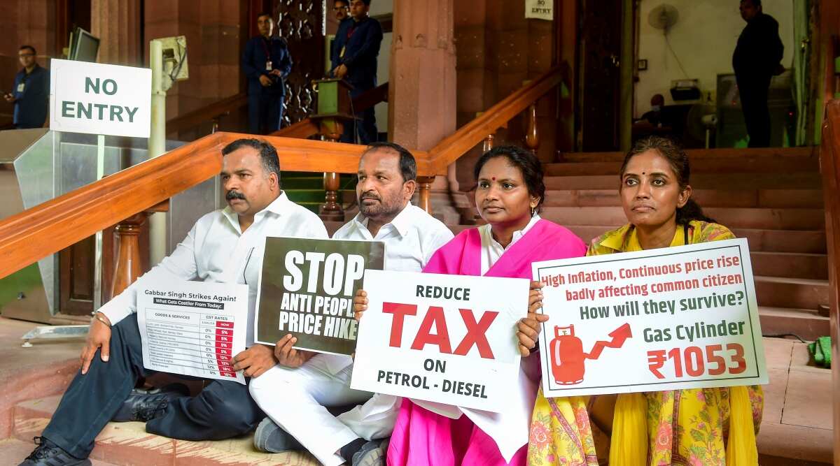 ನಾಲ್ವರು ಕಾಂಗ್ರೆಸ್ ಸಂಸದರ ಅಮಾನತು ರದ್ದು, ಲೋಕಸಭೆಯಲ್ಲಿ ಬೆಲೆ ಏರಿಕೆ ಕುರಿತ ಚರ್ಚೆ ಆರಂಭ