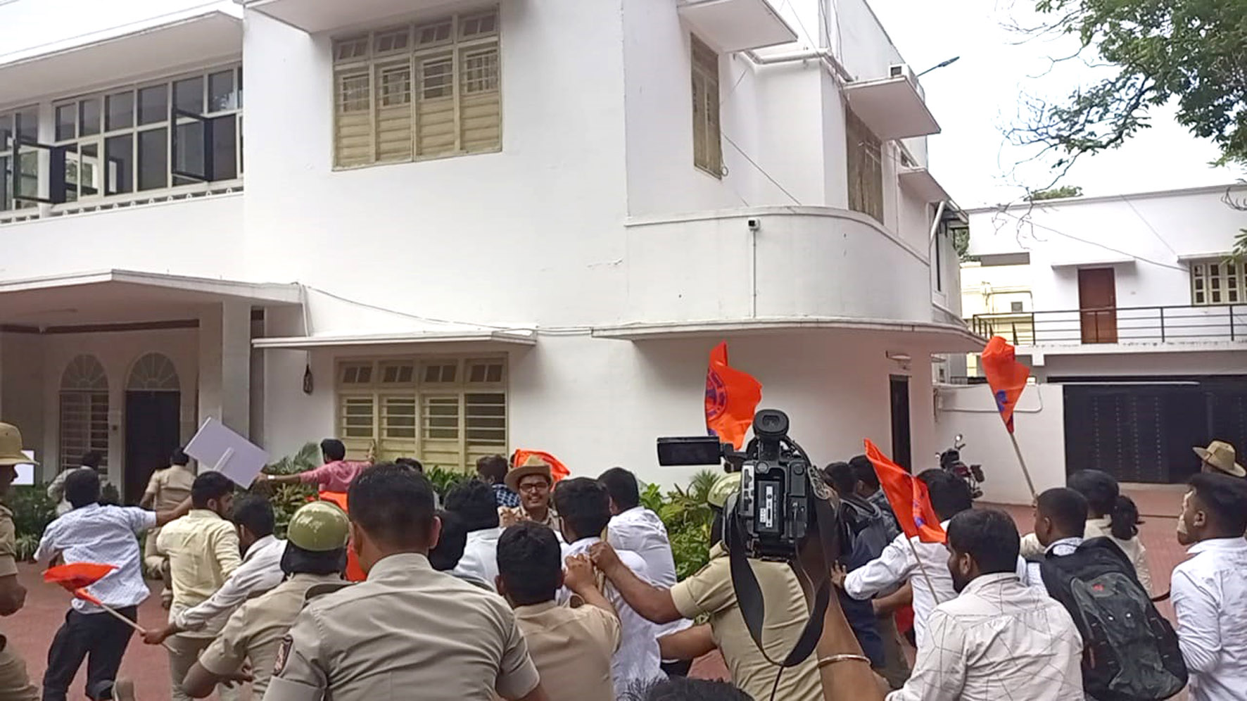 ಗೃಹ ಸಚಿವ ಆರಗ ಜ್ಞಾನೇಂದ್ರ ನಿವಾಸಕ್ಕೆ ಎಬಿವಿಪಿ ಮುತ್ತಿಗೆ ಪ್ರಕರಣ: ಭದ್ರತಾ ಲೋಪ ಕಾರಣ ಎಂದ ವರದಿ!