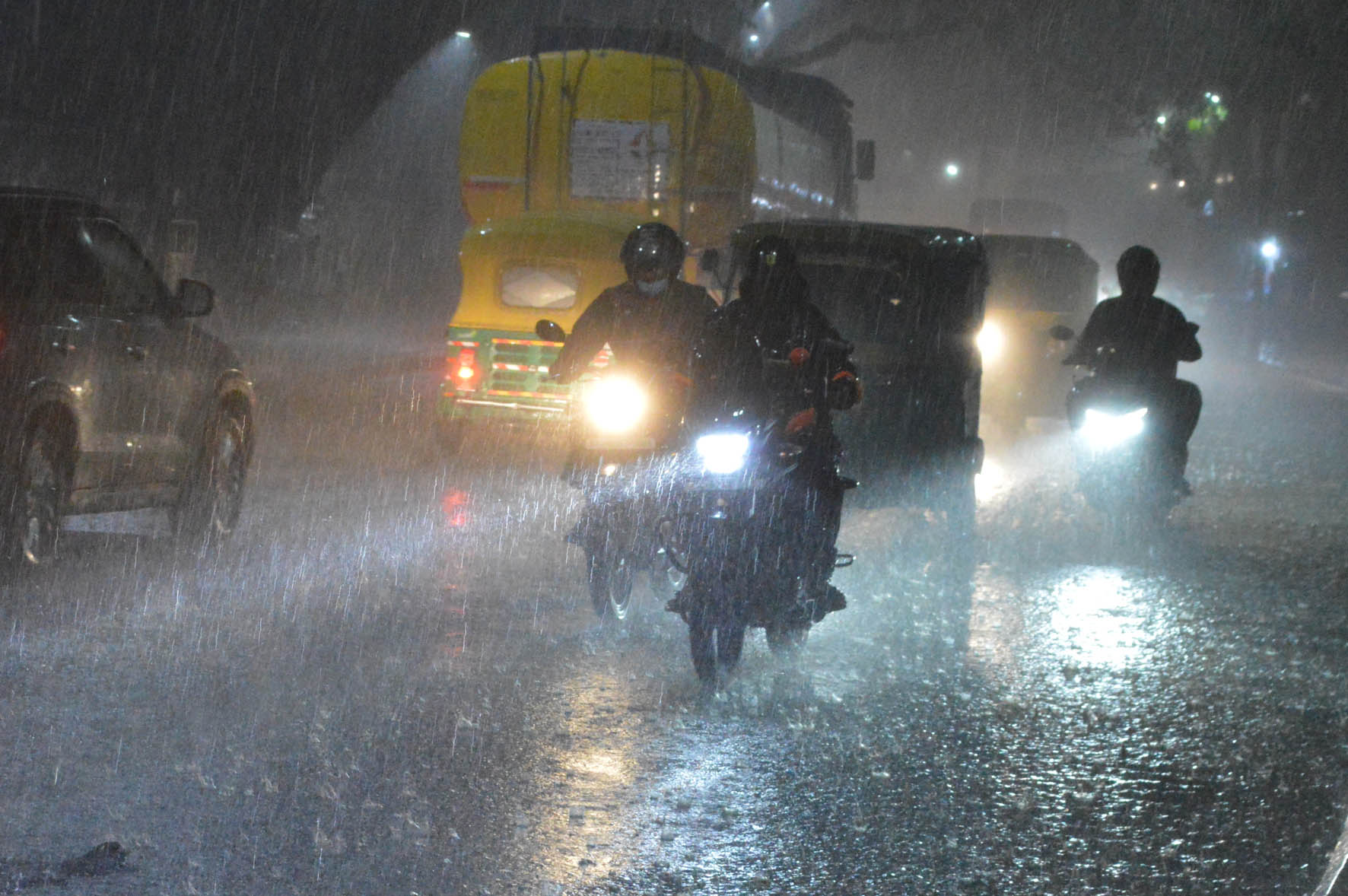 ಬೆಂಗಳೂರಿನಲ್ಲಿ ಭಾರೀ ಮಳೆ: ರಸ್ತೆಗಳು ಜಲಾವೃತ, ವಾಹನ ಸವಾರರ ಪರದಾಟ