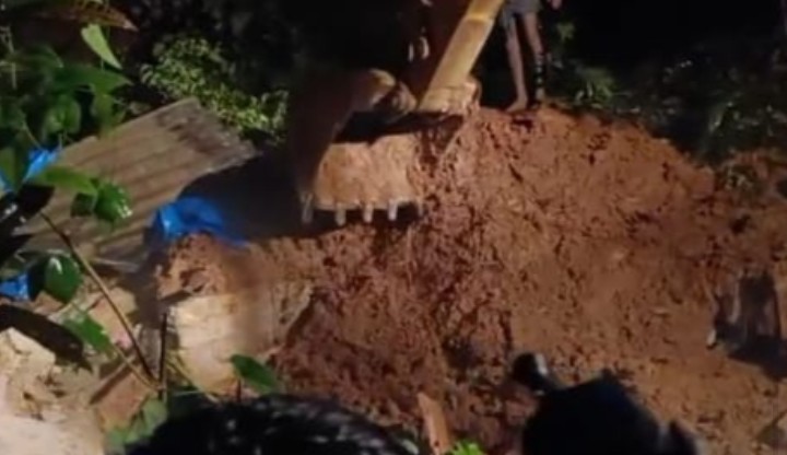 ಸುಬ್ರಹ್ಮಣ್ಯ; ಮನೆ ಮೇಲೆ ಕುಸಿದು ಬಿದ್ದ ಗುಡ್ಡ: ಮಣ್ಣಿನಡಿ ಸಿಲುಕಿದ ಮನೆ ಮಂದಿ