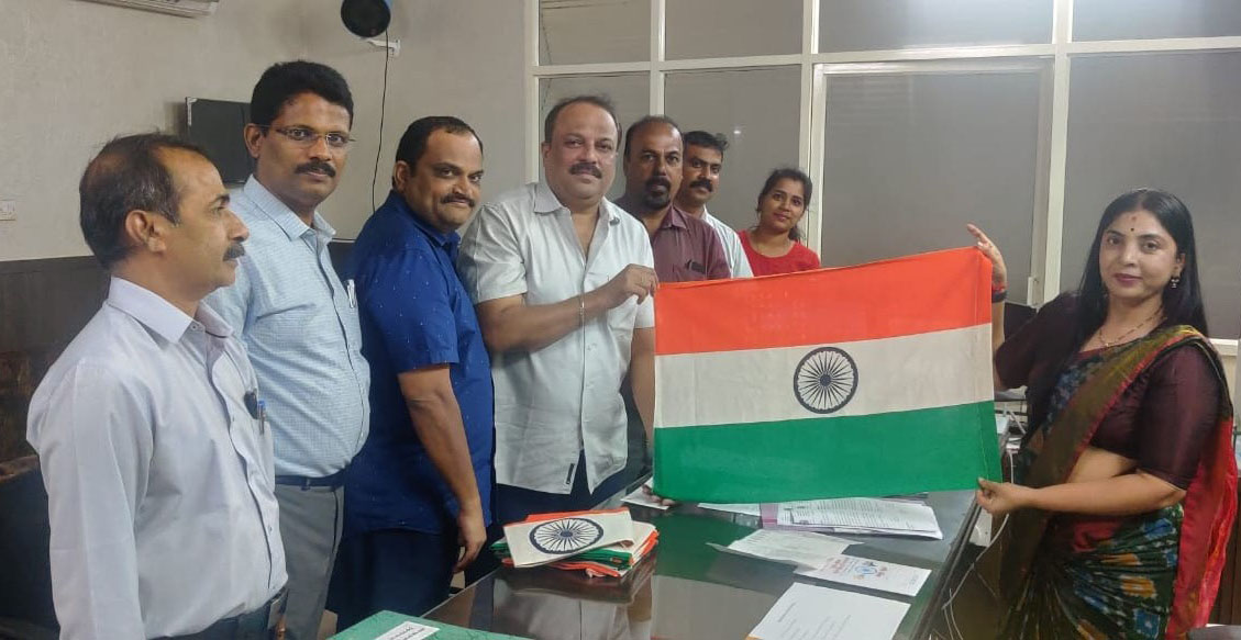 ಉಡುಪಿ ಜಿಲ್ಲಾಡಳಿತಕ್ಕೆ 13,000 ರಾಷ್ಟ್ರಧ್ವಜ ಹಸ್ತಾಂತರ