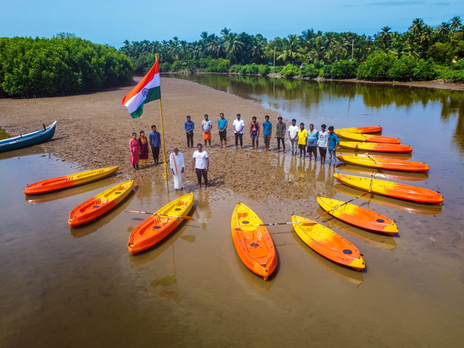 ಕಾಯಕಿಂಗ್‌ನಲ್ಲಿ ತೆರಳಿ ಸೀತಾನದಿ ಮಧ್ಯೆ ಧ್ವಜಾರೋಹಣ